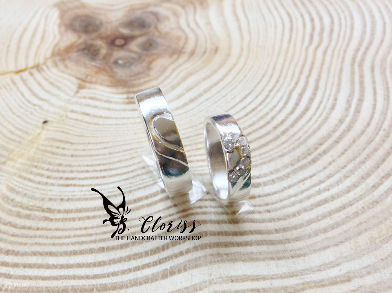 El taller del artesano | Arte en metal, colgante, anillo, brazalete, cuero, flor prensada | Kwai Hing